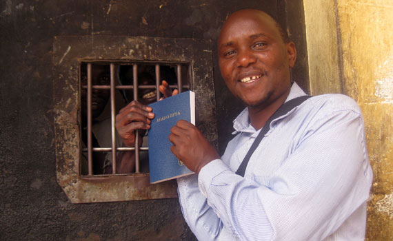 handing-bible-to-inmate-in-kenya