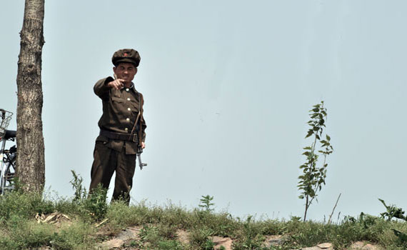 north-korean-border-guard