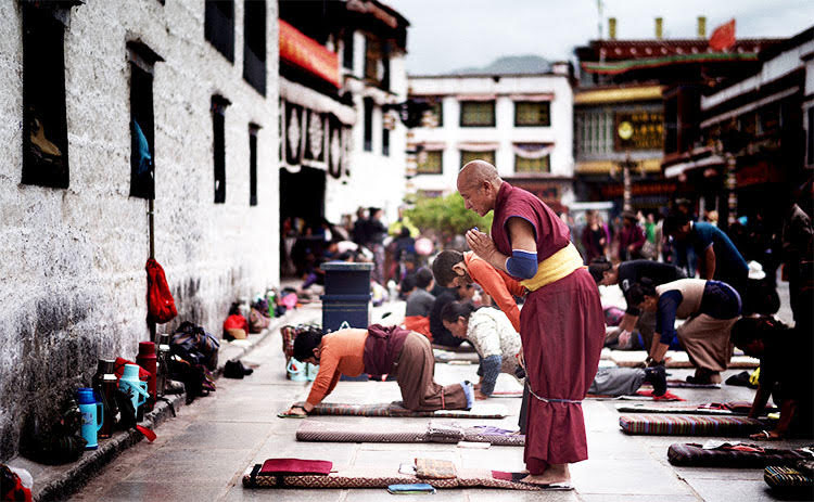 Picture of religious Tibetans praying