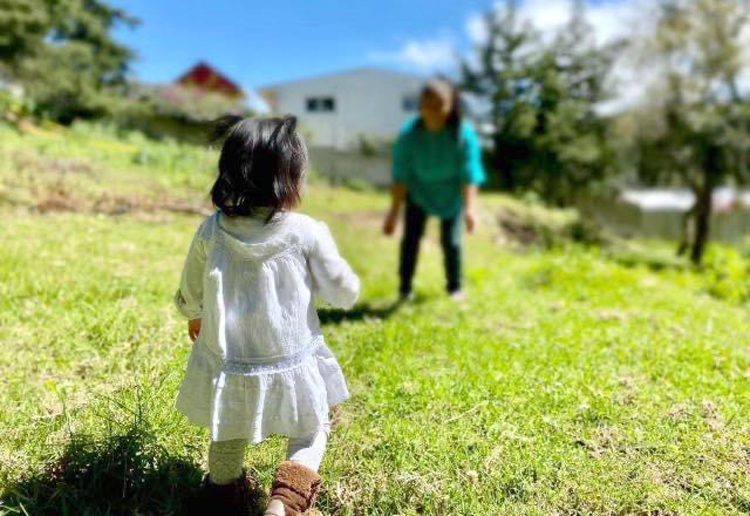 Image of Maria and her daughter