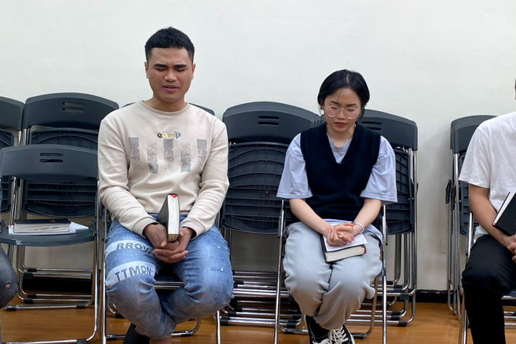Image of young people in Taiwan praying