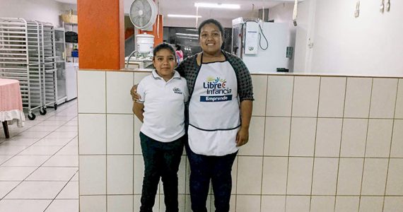 Image of mother and daughter in Guatemala